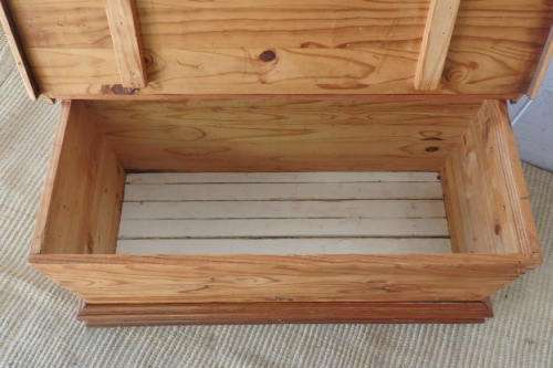 A SUPERB ANTIQUE OREGON PINE STORAGE/ TOY/ TOOL / ARTS & CRAFT BOX WITH A HINGED LID & CARRY HANDLES