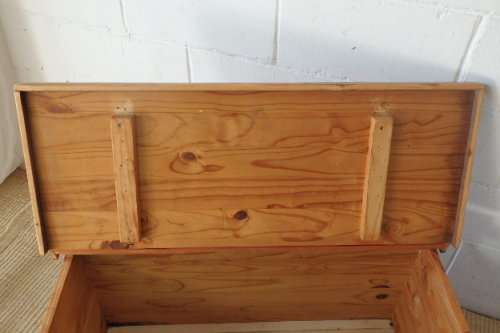 A SUPERB ANTIQUE OREGON PINE STORAGE/ TOY/ TOOL / ARTS & CRAFT BOX WITH A HINGED LID & CARRY HANDLES