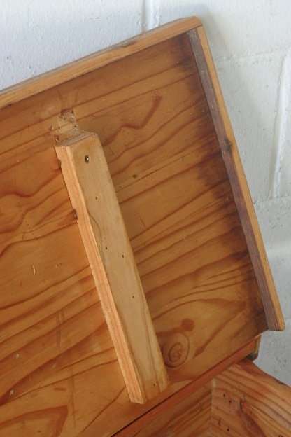 A SUPERB ANTIQUE OREGON PINE STORAGE/ TOY/ TOOL / ARTS & CRAFT BOX WITH A HINGED LID & CARRY HANDLES