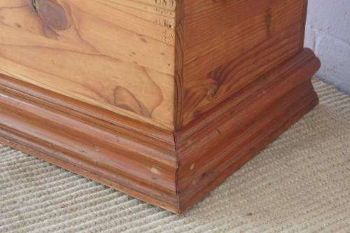 A SUPERB ANTIQUE OREGON PINE STORAGE/ TOY/ TOOL / ARTS & CRAFT BOX WITH A HINGED LID & CARRY HANDLES