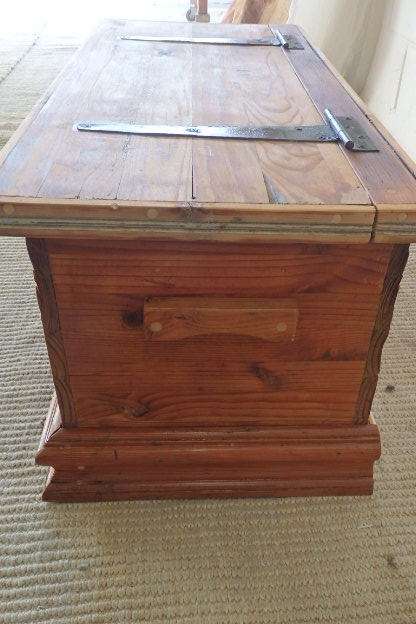 A SUPERB ANTIQUE OREGON PINE STORAGE/ TOY/ TOOL / ARTS & CRAFT BOX WITH A HINGED LID & CARRY HANDLES