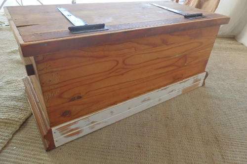 A SUPERB ANTIQUE OREGON PINE STORAGE/ TOY/ TOOL / ARTS & CRAFT BOX WITH A HINGED LID & CARRY HANDLES