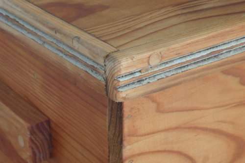 A SUPERB ANTIQUE OREGON PINE STORAGE/ TOY/ TOOL / ARTS & CRAFT BOX WITH A HINGED LID & CARRY HANDLES
