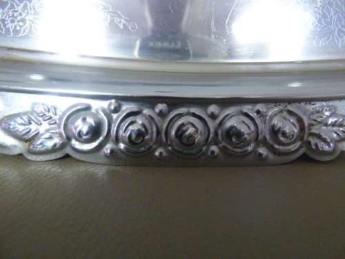 A GORGEOUS SILVER PLATED TRAY WITH BEAUTIFUL STYLED DETAILING IN WONDERFUL CONDITION