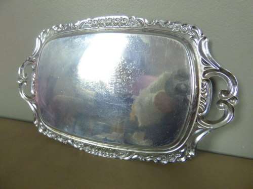 A GORGEOUS SILVER PLATED TRAY WITH BEAUTIFUL STYLED DETAILING IN WONDERFUL CONDITION