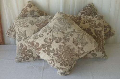 FIVE GORGEOUS FABRIC SCATTER CUSHIONS IN A QUALITY FABRIC COVERING bid/cushion