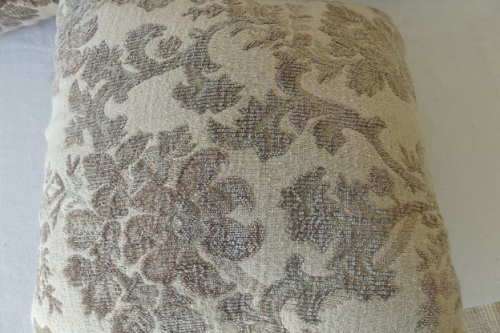FIVE GORGEOUS FABRIC SCATTER CUSHIONS IN A QUALITY FABRIC COVERING bid/cushion