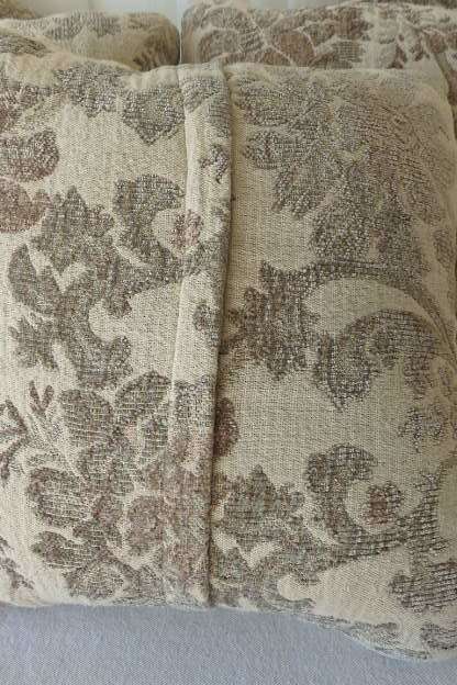 FIVE GORGEOUS FABRIC SCATTER CUSHIONS IN A QUALITY FABRIC COVERING bid/cushion