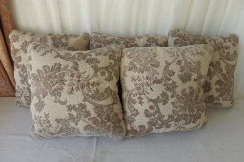 FIVE GORGEOUS FABRIC SCATTER CUSHIONS IN A QUALITY FABRIC COVERING bid/cushion