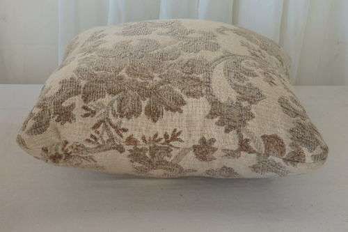 FIVE GORGEOUS FABRIC SCATTER CUSHIONS IN A QUALITY FABRIC COVERING bid/cushion