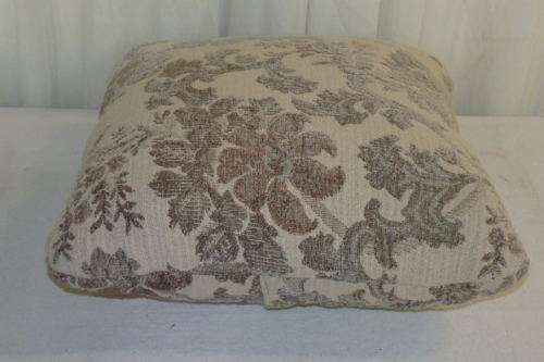 FIVE GORGEOUS FABRIC SCATTER CUSHIONS IN A QUALITY FABRIC COVERING bid/cushion