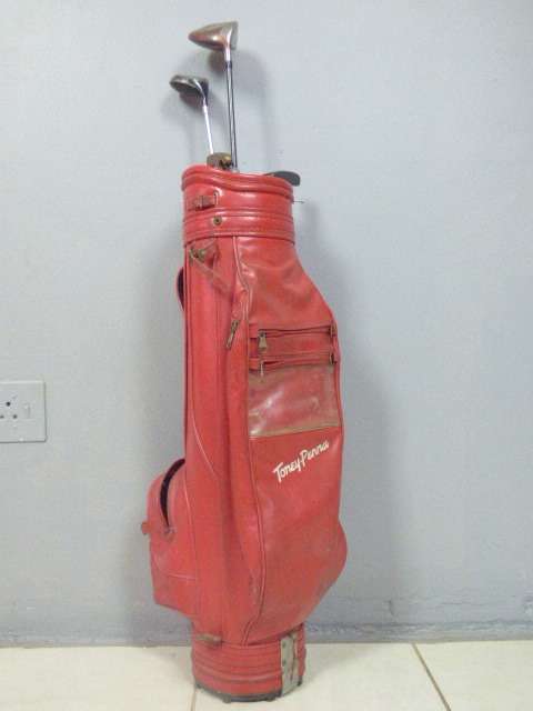 A FANTASTIC RED TONEY PENNA GOLF BAG WITH A TONEY PENNA GOLD 1, TI BUBBLE 2 & 4 PUTTERS.