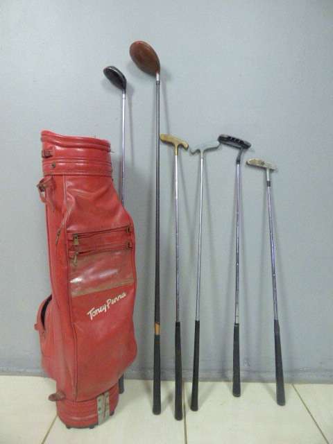 A FANTASTIC RED TONEY PENNA GOLF BAG WITH A TONEY PENNA GOLD 1, TI BUBBLE 2 & 4 PUTTERS.