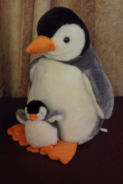 A GORGEOUS "uSHAKA MARINE WORLD" PENGUIN AND PENGUIN PUP FLUFFY TOY IN GREAT CONDITION