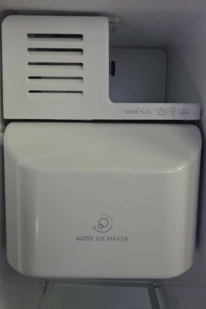 A FANTASTIC "LG" MODEL GR-L207WLQ 700 LITRE SIDE BY SIDE FRIDGE-FREEZER WITH AUTO ICE MAKER