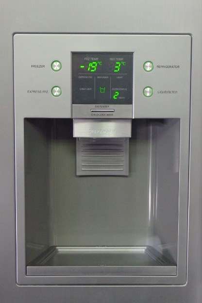 A FANTASTIC "LG" MODEL GR-L207WLQ 700 LITRE SIDE BY SIDE FRIDGE-FREEZER WITH AUTO ICE MAKER