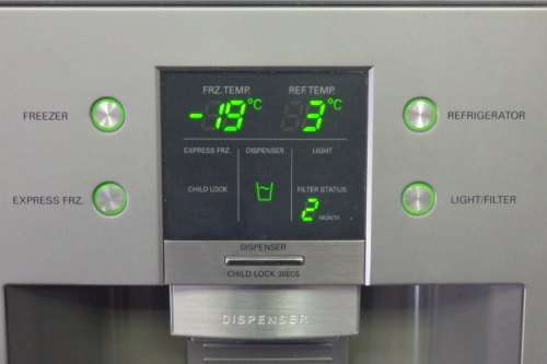 A FANTASTIC "LG" MODEL GR-L207WLQ 700 LITRE SIDE BY SIDE FRIDGE-FREEZER WITH AUTO ICE MAKER