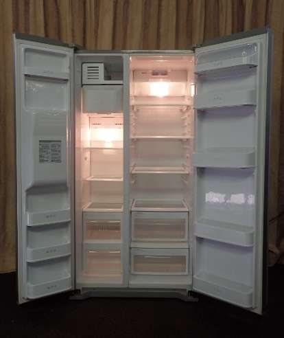 A FANTASTIC "LG" MODEL GR-L207WLQ 700 LITRE SIDE BY SIDE FRIDGE-FREEZER WITH AUTO ICE MAKER