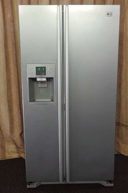 A FANTASTIC "LG" MODEL GR-L207WLQ 700 LITRE SIDE BY SIDE FRIDGE-FREEZER WITH AUTO ICE MAKER