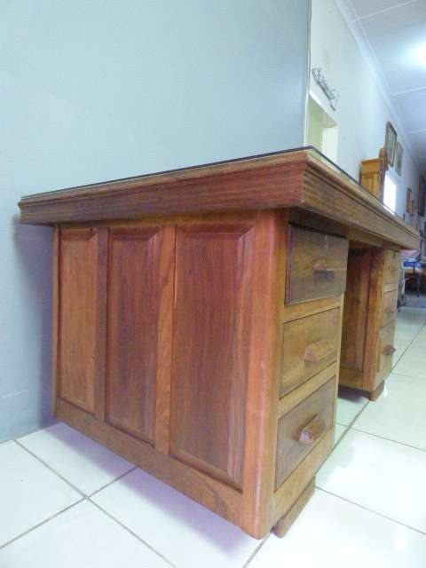 A FABULOUS VINTAGE 6 DRAWER SOLID TEAK DESK WITH A GLASS OVERLAY! GORGEOUS IN YOUR HOME OR OFFICE