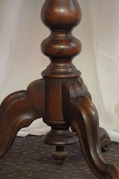 A FABULOUS ANTIQUE MAHOGANY OCCASIONAL TABLE WITH AWESOME MARQUERTY INLAY DETAILING