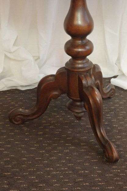A FABULOUS ANTIQUE MAHOGANY OCCASIONAL TABLE WITH AWESOME MARQUERTY INLAY DETAILING