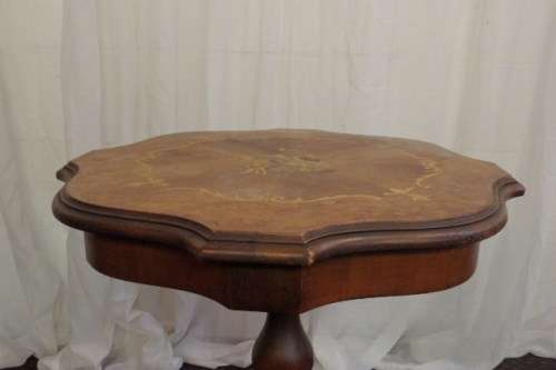 A FABULOUS ANTIQUE MAHOGANY OCCASIONAL TABLE WITH AWESOME MARQUERTY INLAY DETAILING