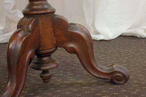 A FABULOUS ANTIQUE MAHOGANY OCCASIONAL TABLE WITH AWESOME MARQUERTY INLAY DETAILING
