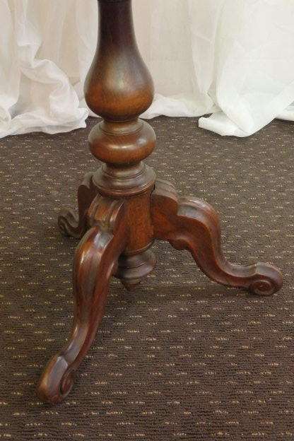 A FABULOUS ANTIQUE MAHOGANY OCCASIONAL TABLE WITH AWESOME MARQUERTY INLAY DETAILING
