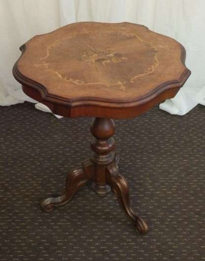 A FABULOUS ANTIQUE MAHOGANY OCCASIONAL TABLE WITH AWESOME MARQUERTY INLAY DETAILING