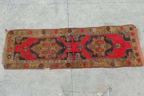 A FANTASTIC ANTIQUE PERSIAN CARPET RUNNER (3.4m x 1m) w/ STUNNING TAN, BOLD RED & BLACK COLOURS