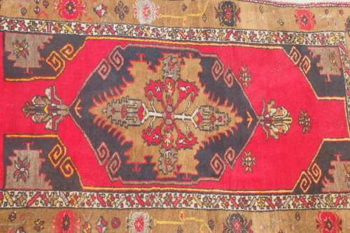 A FANTASTIC ANTIQUE PERSIAN CARPET RUNNER (3.4m x 1m) w/ STUNNING TAN, BOLD RED & BLACK COLOURS