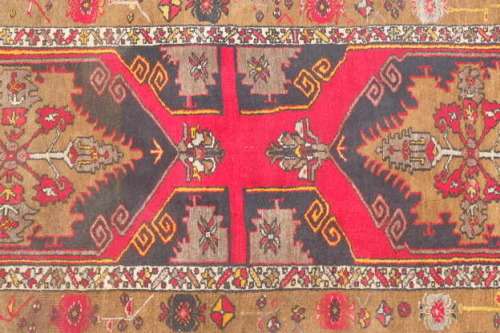 A FANTASTIC ANTIQUE PERSIAN CARPET RUNNER (3.4m x 1m) w/ STUNNING TAN, BOLD RED & BLACK COLOURS