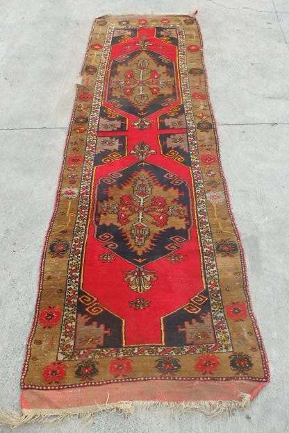 A FANTASTIC ANTIQUE PERSIAN CARPET RUNNER (3.4m x 1m) w/ STUNNING TAN, BOLD RED & BLACK COLOURS