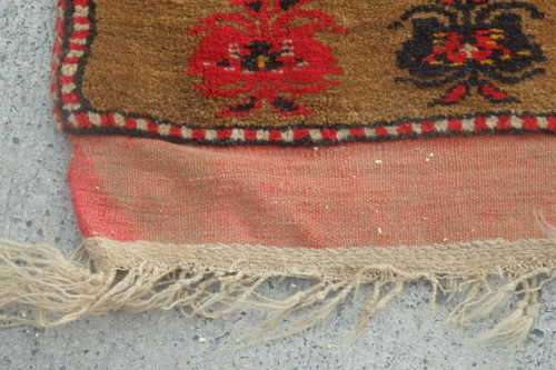 A FANTASTIC ANTIQUE PERSIAN CARPET RUNNER (3.4m x 1m) w/ STUNNING TAN, BOLD RED & BLACK COLOURS