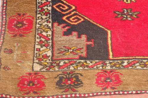 A FANTASTIC ANTIQUE PERSIAN CARPET RUNNER (3.4m x 1m) w/ STUNNING TAN, BOLD RED & BLACK COLOURS