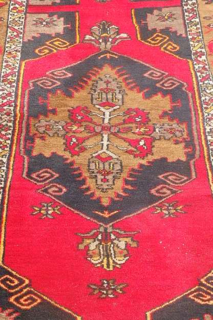 A FANTASTIC ANTIQUE PERSIAN CARPET RUNNER (3.4m x 1m) w/ STUNNING TAN, BOLD RED & BLACK COLOURS