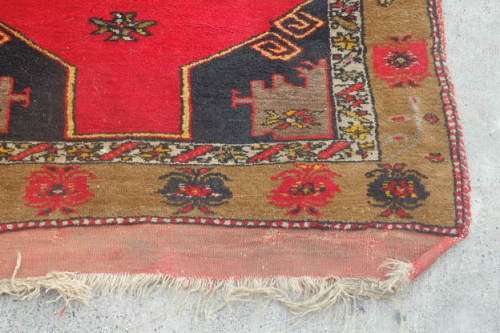 A FANTASTIC ANTIQUE PERSIAN CARPET RUNNER (3.4m x 1m) w/ STUNNING TAN, BOLD RED & BLACK COLOURS