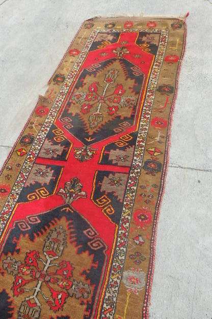 A FANTASTIC ANTIQUE PERSIAN CARPET RUNNER (3.4m x 1m) w/ STUNNING TAN, BOLD RED & BLACK COLOURS