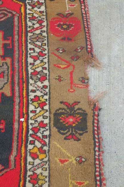 A FANTASTIC ANTIQUE PERSIAN CARPET RUNNER (3.4m x 1m) w/ STUNNING TAN, BOLD RED & BLACK COLOURS