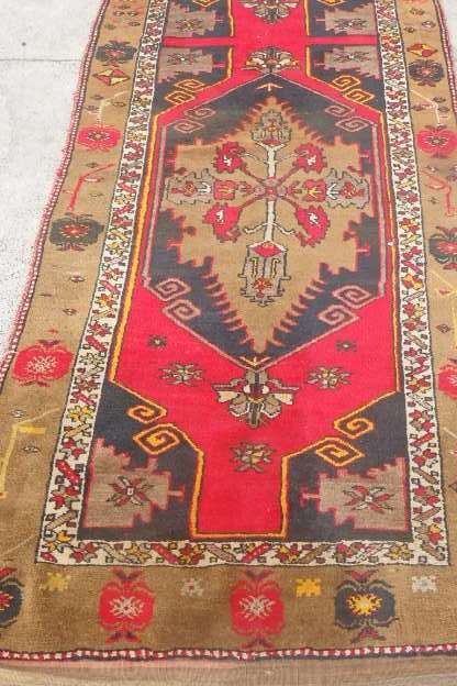 A FANTASTIC ANTIQUE PERSIAN CARPET RUNNER (3.4m x 1m) w/ STUNNING TAN, BOLD RED & BLACK COLOURS