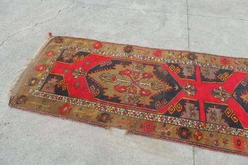 A FANTASTIC ANTIQUE PERSIAN CARPET RUNNER (3.4m x 1m) w/ STUNNING TAN, BOLD RED & BLACK COLOURS