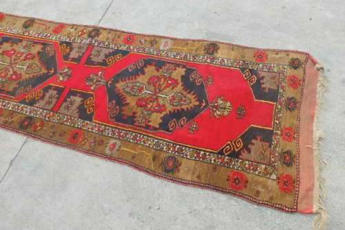 A FANTASTIC ANTIQUE PERSIAN CARPET RUNNER (3.4m x 1m) w/ STUNNING TAN, BOLD RED & BLACK COLOURS