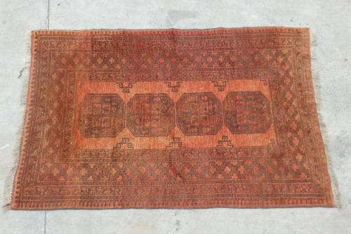 AN INCREDIBLE ANTIQUE PERSIAN CARPET (2.1m x 1.3m) IN EARTHY TONES ENCOMPASSED IN CLARET RED COLOURS