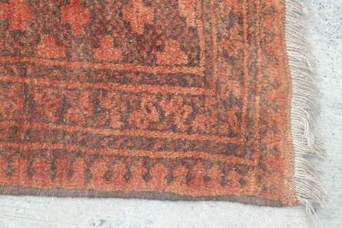 AN INCREDIBLE ANTIQUE PERSIAN CARPET (2.1m x 1.3m) IN EARTHY TONES ENCOMPASSED IN CLARET RED COLOURS