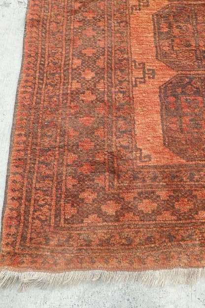 AN INCREDIBLE ANTIQUE PERSIAN CARPET (2.1m x 1.3m) IN EARTHY TONES ENCOMPASSED IN CLARET RED COLOURS