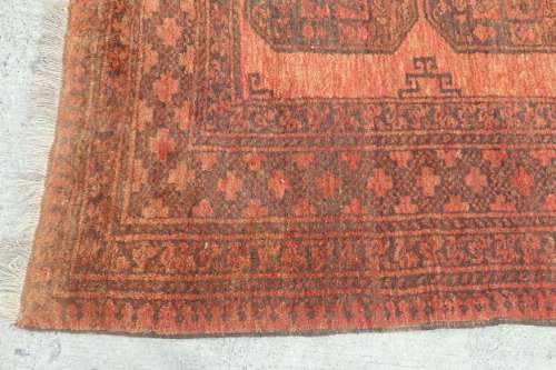 AN INCREDIBLE ANTIQUE PERSIAN CARPET (2.1m x 1.3m) IN EARTHY TONES ENCOMPASSED IN CLARET RED COLOURS