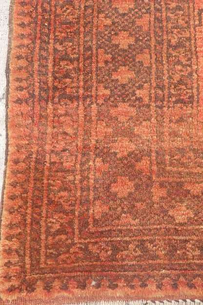 AN INCREDIBLE ANTIQUE PERSIAN CARPET (2.1m x 1.3m) IN EARTHY TONES ENCOMPASSED IN CLARET RED COLOURS