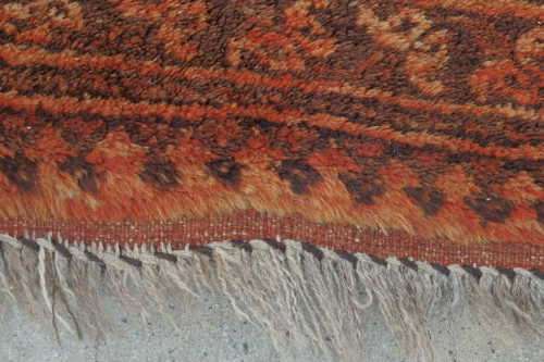 AN INCREDIBLE ANTIQUE PERSIAN CARPET (2.1m x 1.3m) IN EARTHY TONES ENCOMPASSED IN CLARET RED COLOURS