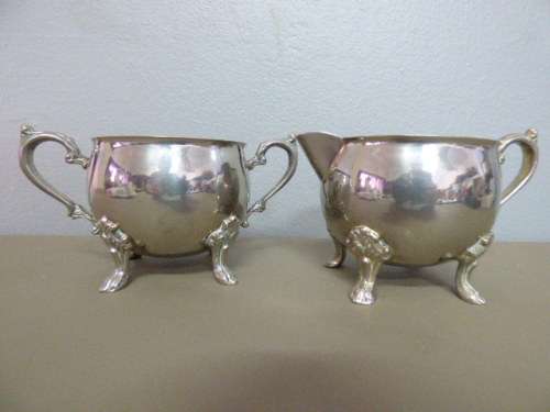AN ELEGANT AND DAINTY VINTAGE PLATED, FOOTED SUGAR BOWL & MILK JUG. GORGEOUS DETAILING! BEAUTIFUL!